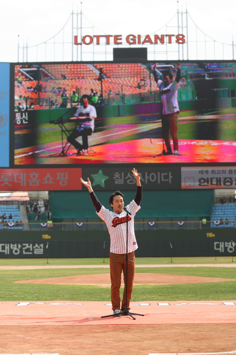 개막전 강산에 축하공연